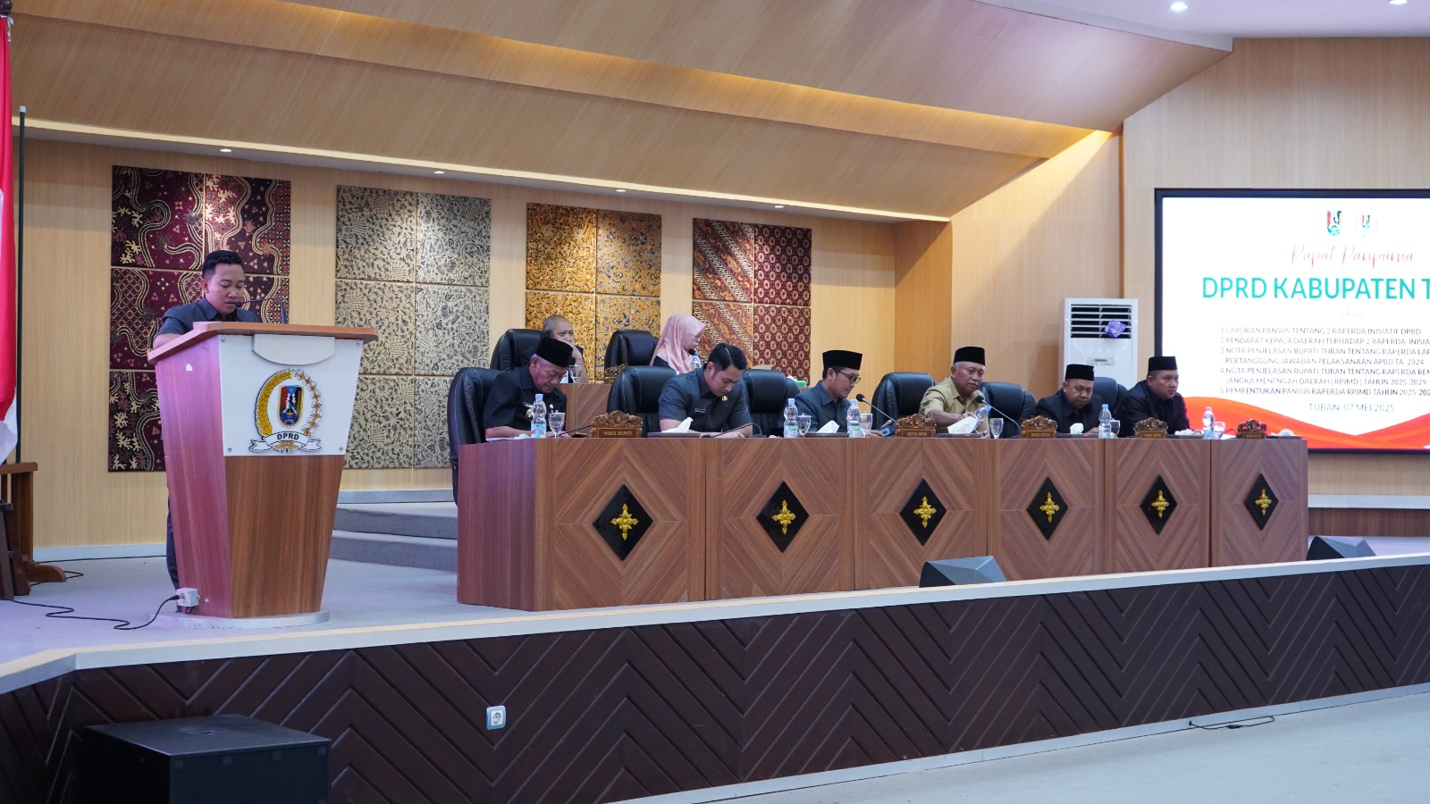 Pansus raperda inisiatif DPRD Tuban menyampaikan laporan dua raperda, salah satunya tentang beasiswa yang sudah dibahas sejak tahun lalu, tapi tak kunjung rampung.