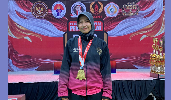 Nurul Shuhada memamerkan medalinya yang diraih dalam kompetisi Bela Negara Cup Piala Kementerian Pertahanan tingkat Provinsi Jawa Timur 2025.
