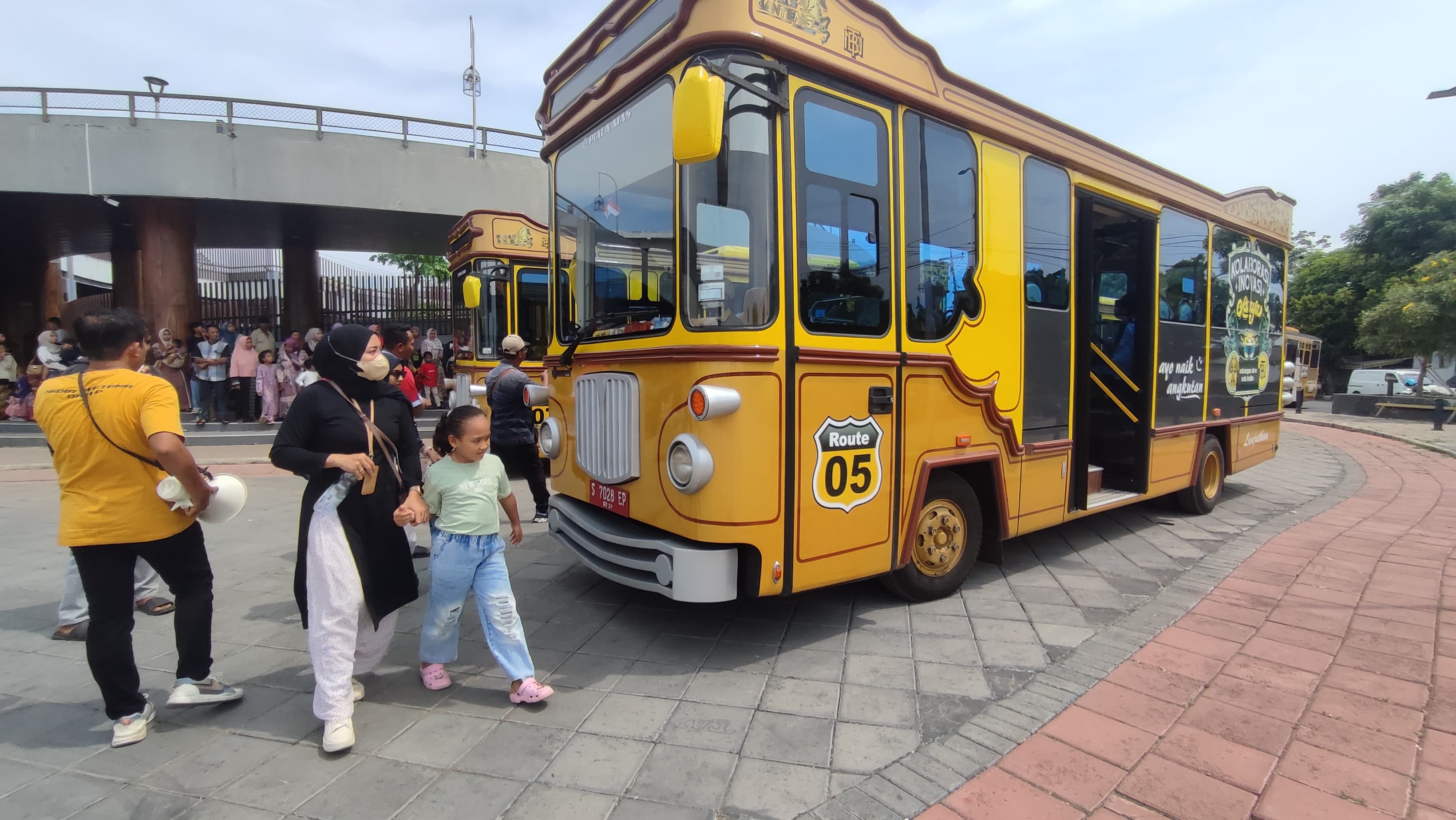 Bus Si Mas Ganteng terparkir rapi di Kantor Bidang LLAJ DLJP Tuban.