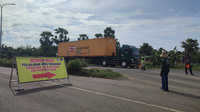 Papan peringatan pengalihan arus kendaraan muatan berat di JLS Tuban