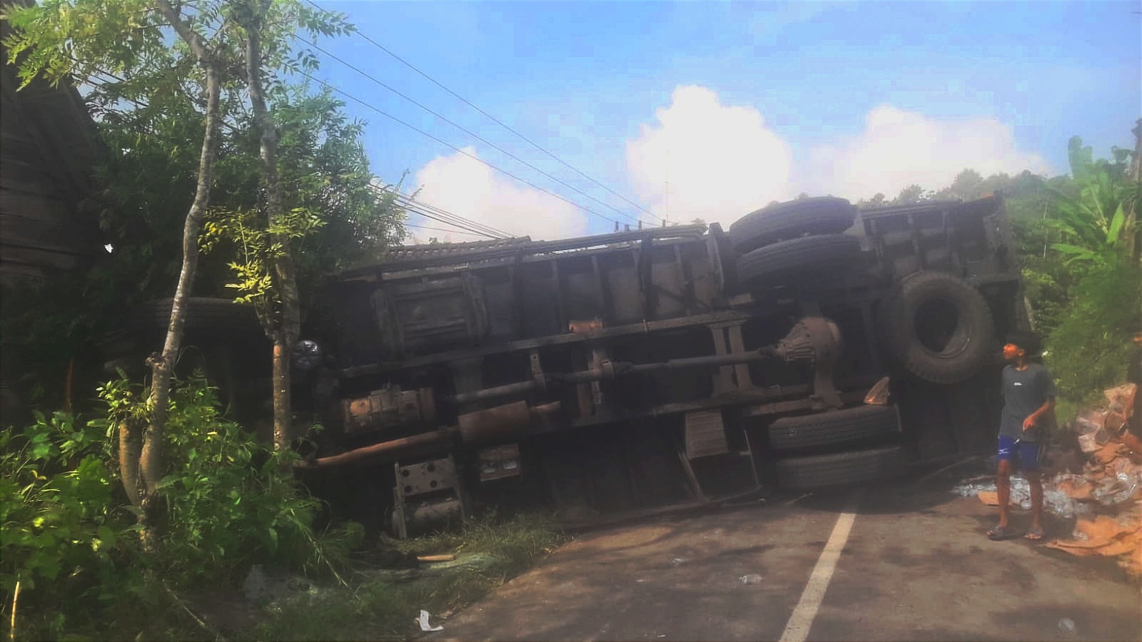 Truk box fuso nopol B 9668 CCG terguling di Jalan Desa Banyuurip