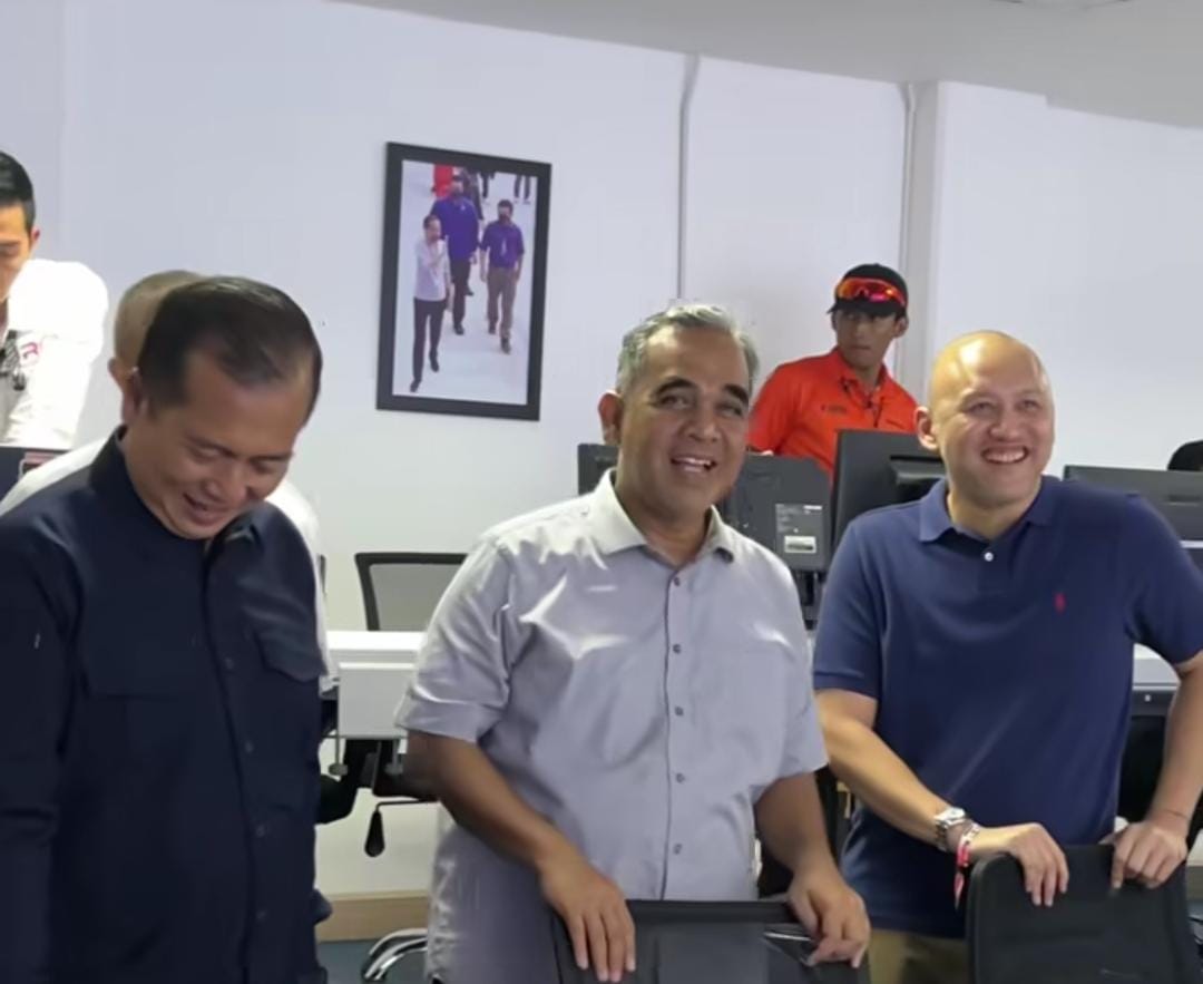 Ketua MPR RI Ahmad Muzani menanggapi persoalan pemakzulan Wapres Gibran (tengah).
