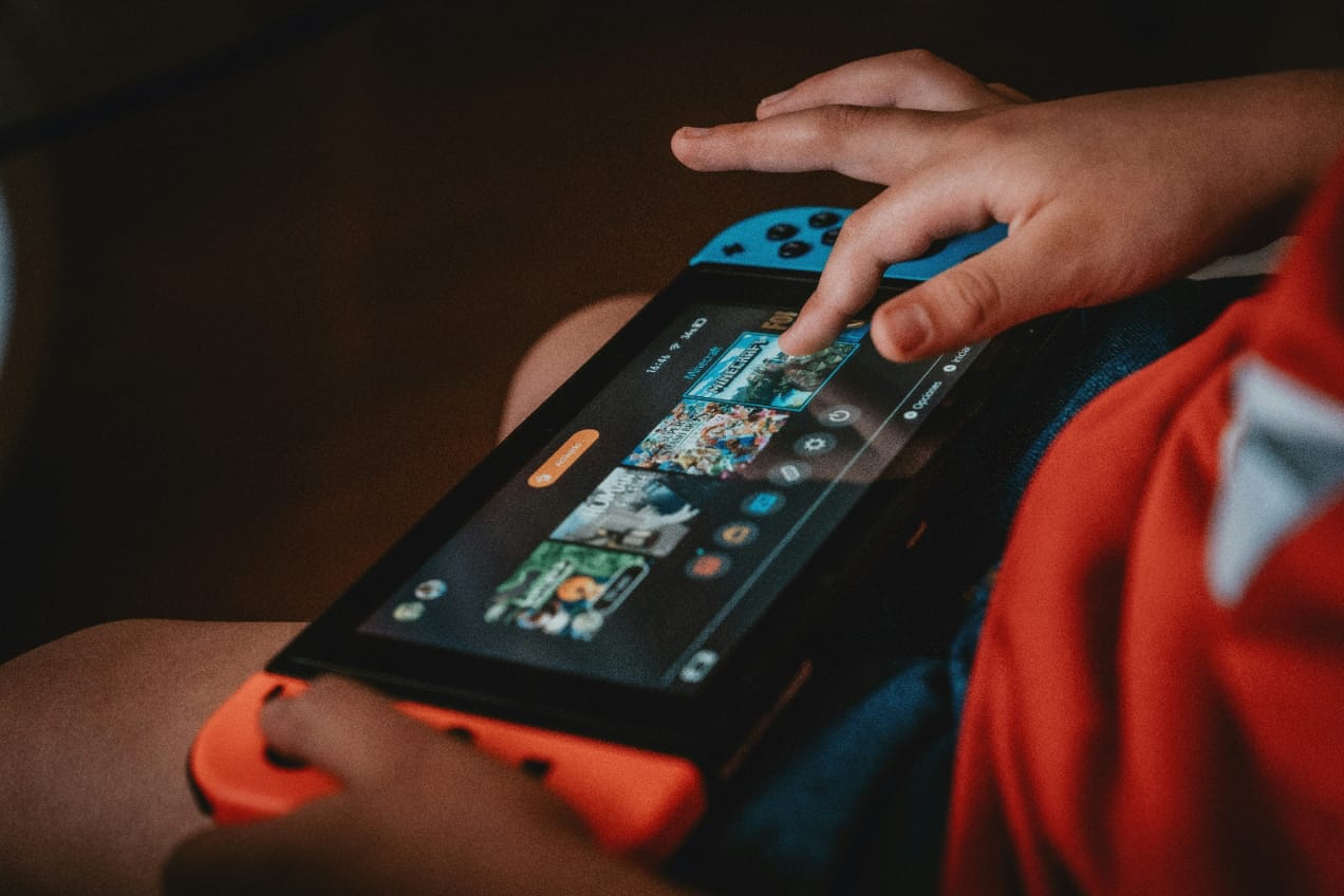 Ilustrasi konsol Nintendo Switch yang tengah digunakan pengguna.