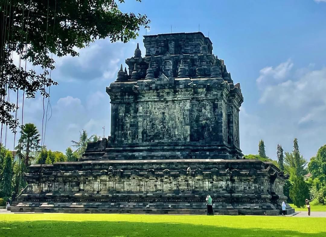 Candi Mendut, salah satu lokasi perayaan Waisak di Indonesia.