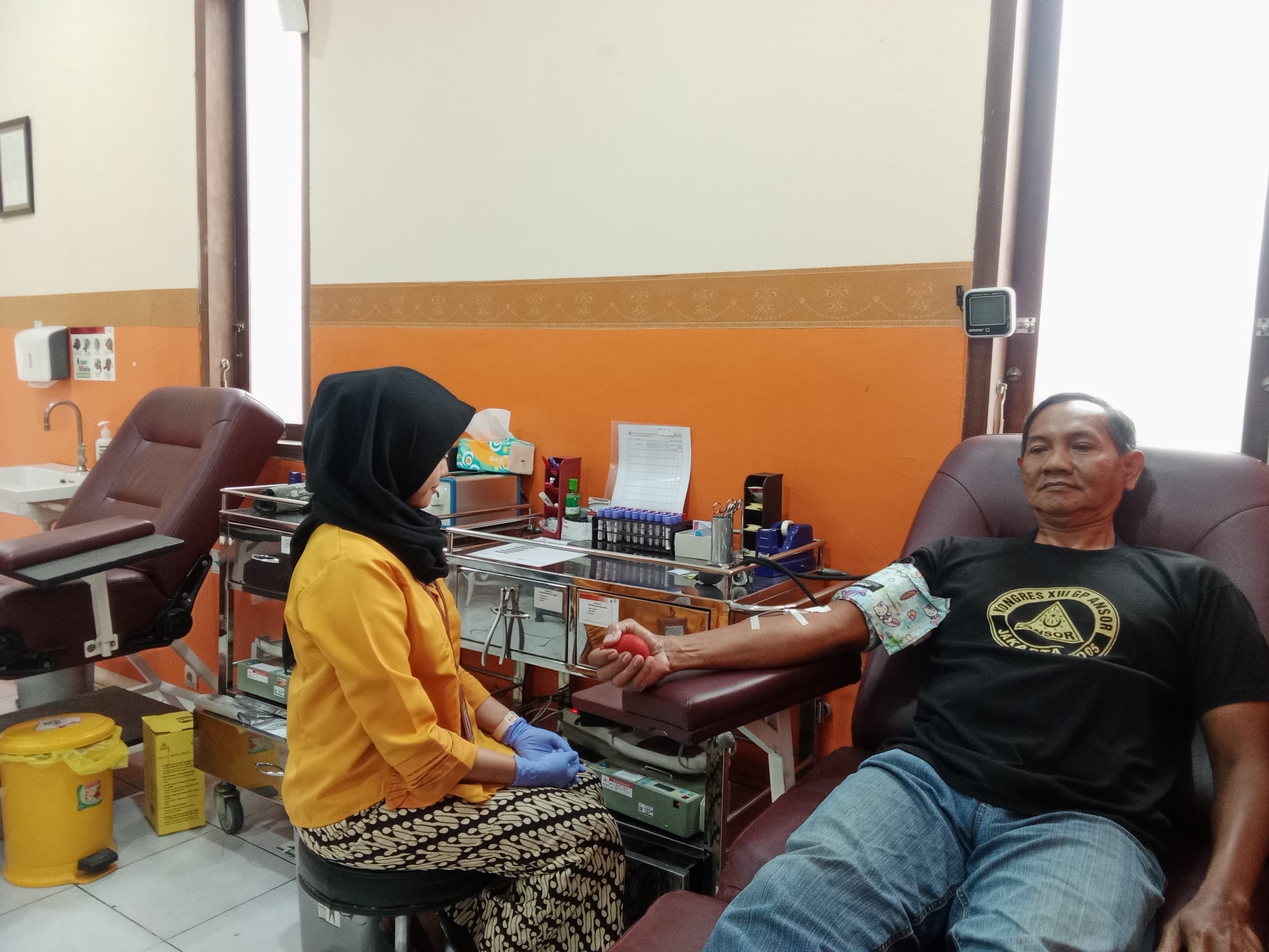 Salah seorang petugas UDD PMI Tuban sedang melakukan tindakan pengambilan darah pada pendonor.