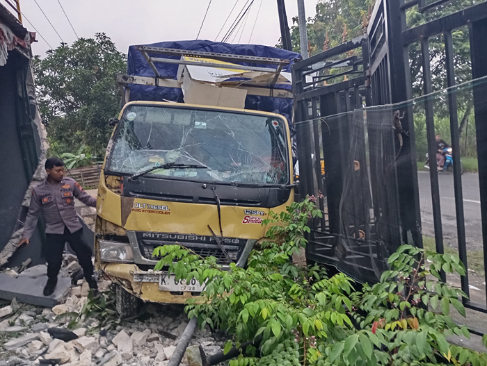 Kondisi truk Mistsubishi nopol K 8836 JC usai menabrak bangunan toko pertanian di Desa Mojomalang