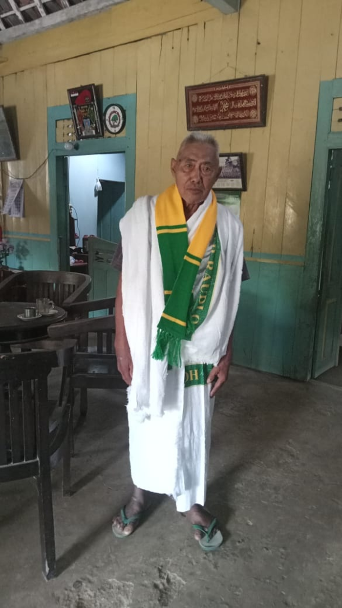 Suntoro, CJH tertua dengan penuh semangat mengenakan baju ihram saat manasik haji beberap waktu lalu.