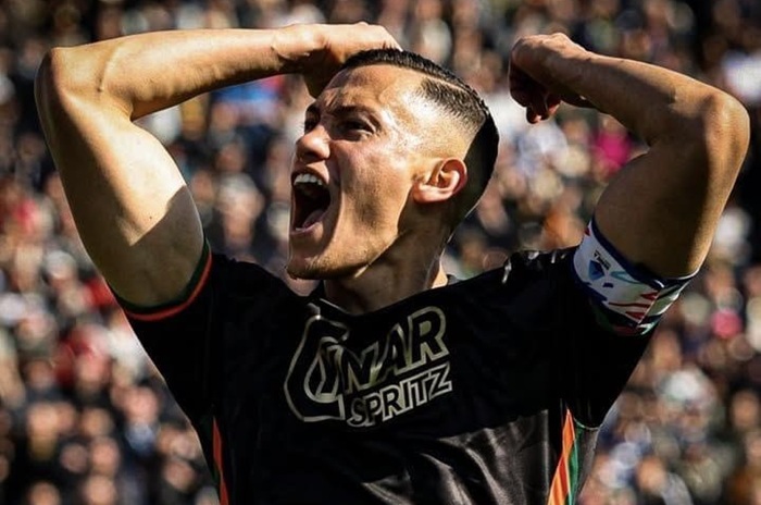 Jay Idzes saat bermain bersama klubnya Venezia di Serie A.