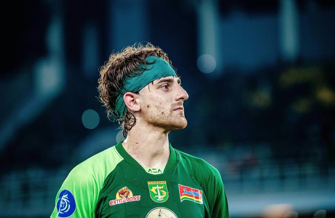 Pemain Persebaya Surabaya Dejan Tumbas, yang golnya dua kali dianulir VAR.