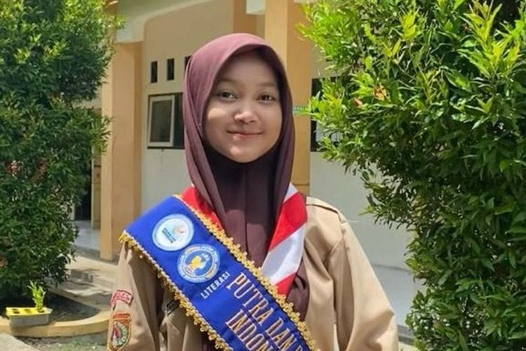 Maulida Az Zahra, siswi kelas XII jurusan MIPA di Madrasah Aliyah Negeri (MAN) 1 Brebes, Jawa Tengah.