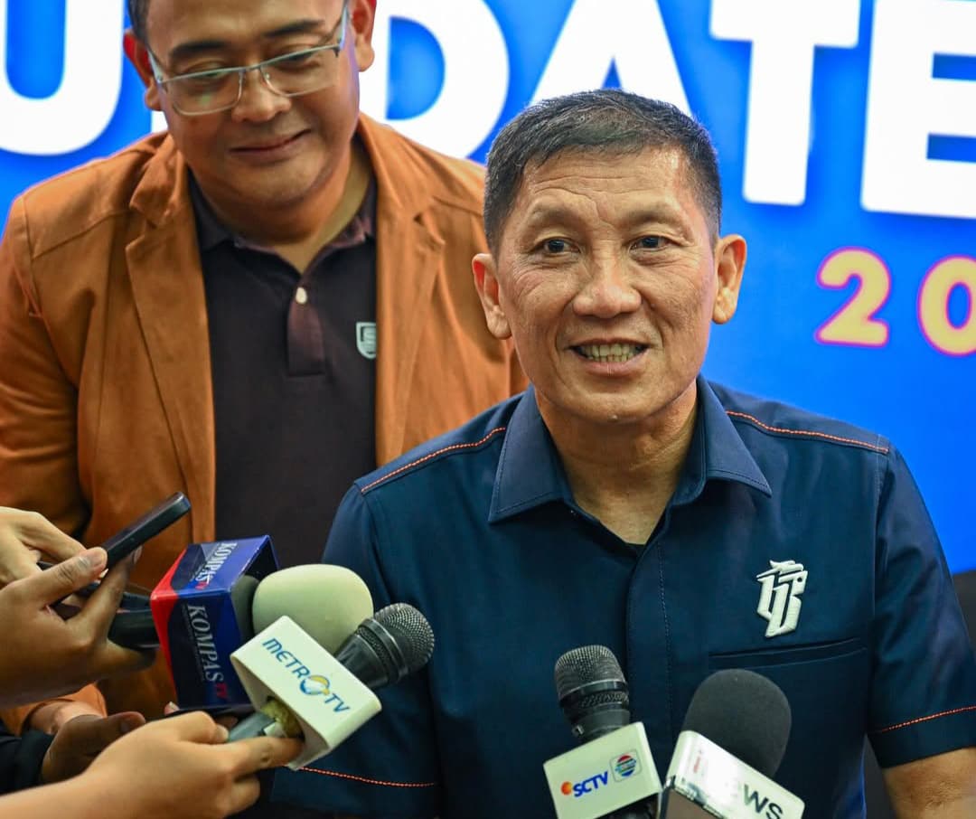 Direktur Utama PT LIB Ferry Paulus saat konferensi pers terkait usulan kuota pemain asing musim depan. Sumber foto: Instagram/pt_lib