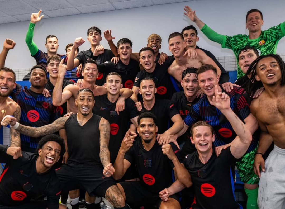 FC Barcelona pesta juara di markas Espanyol.