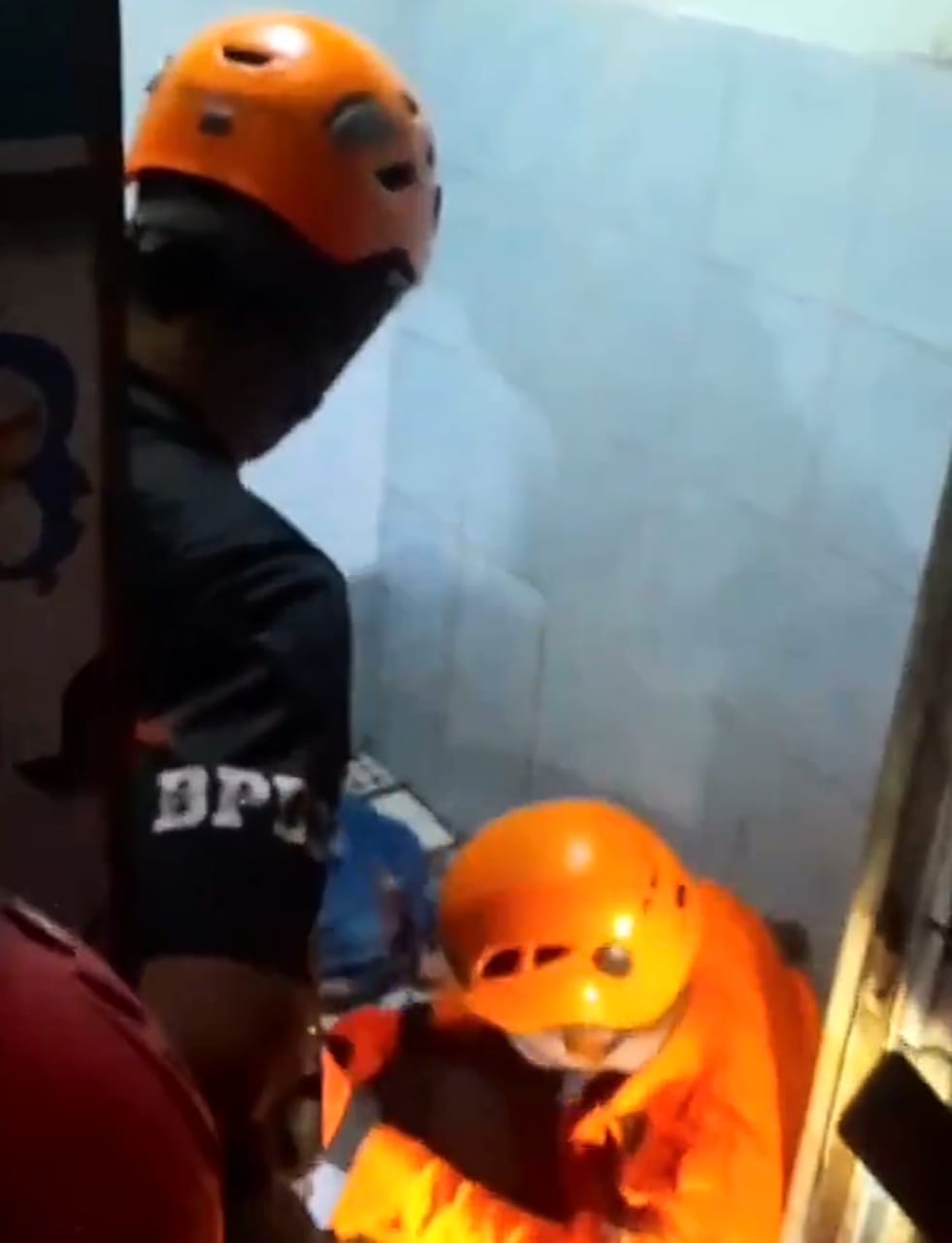 Proses evakuai yang dilakukan petugas damkar untuk melepaskan tangan anak yang tersangkut di kloset.
