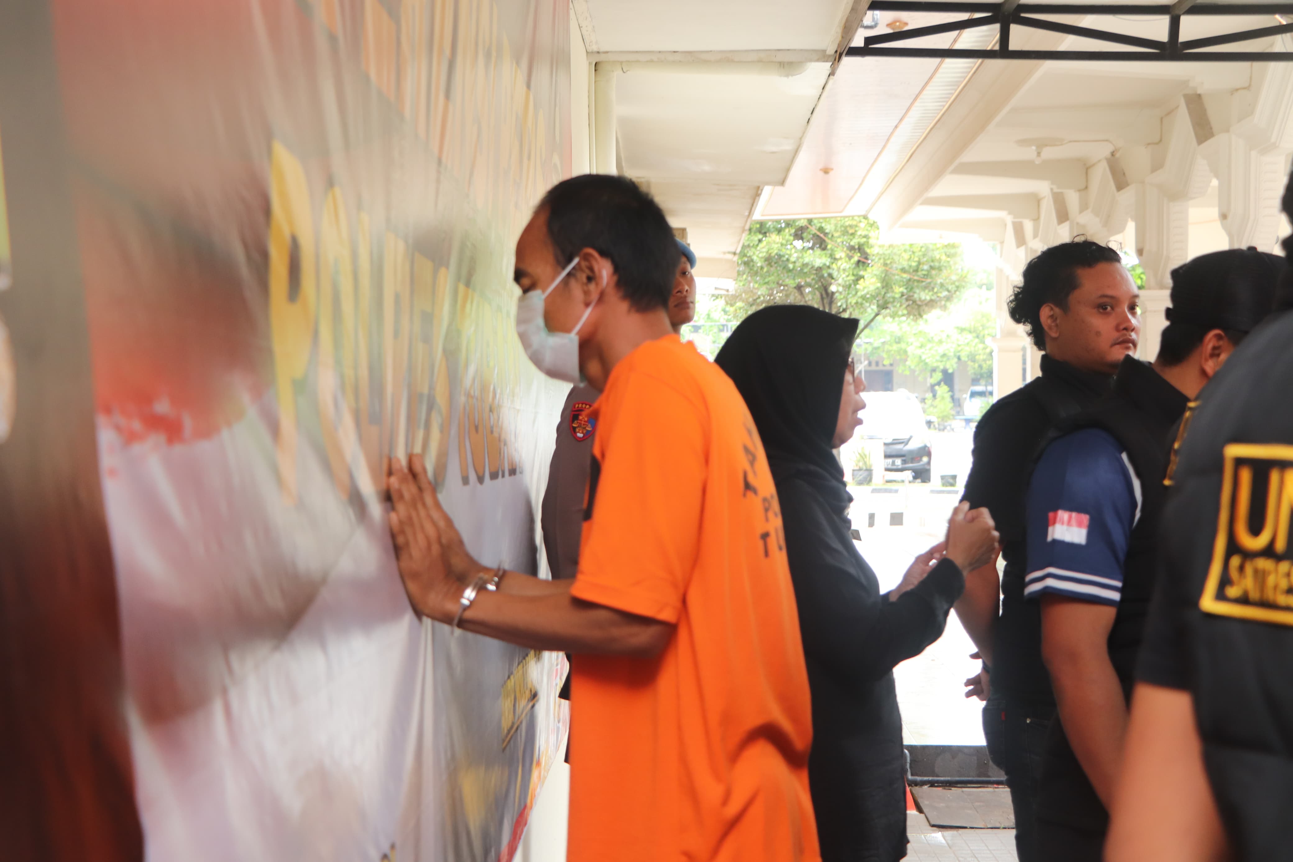 Ayah tiri menyetubuhi anaknya selama empat tahun saat diamankan Satreskrim Polres Tuban.