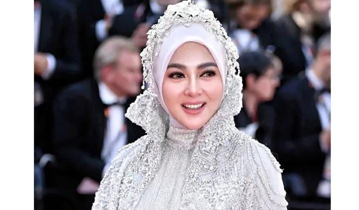 Penampilan Syahrini saat di Cannes Film yang jadi perbincangan warganet.