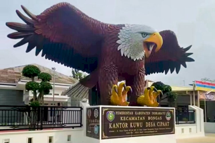 Potret patung rajawali di Kabupaten Indramayu yang jadi perbincangan.
