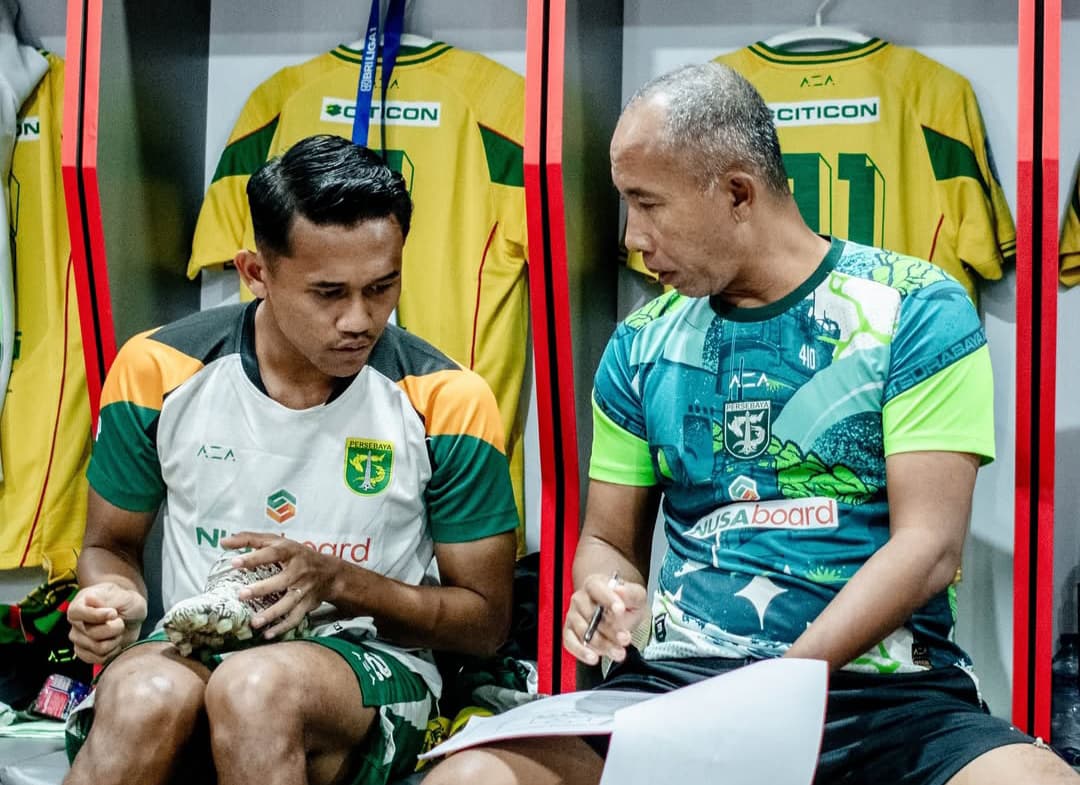Asisten pelatih Uston Nawawi saat memberikan instruksi kepada pemain Persebaya sebelum bertanding.