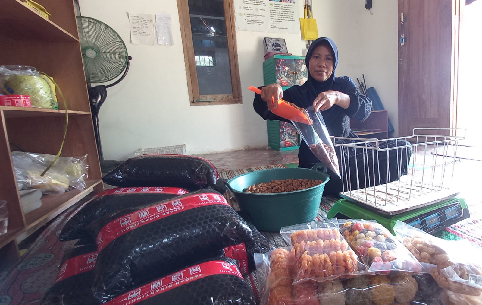 Sri Kayatin, pemilik usaha rumahan yang membawa kerupuk olahannya mendobrak pasar nasional.