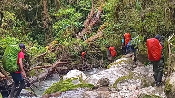 Tim SAR saat mengevakuasi jasad pendaki asal Bogor yang meninggal dunia di Gunung Binaiya