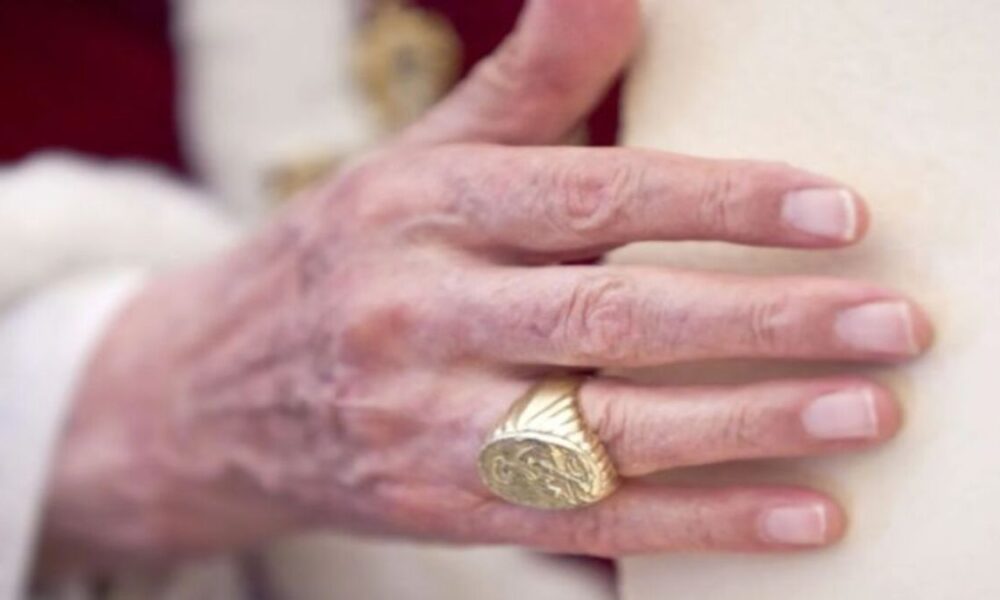 Potret Cincin Nelayan yang dipakai Paus Leo XIV