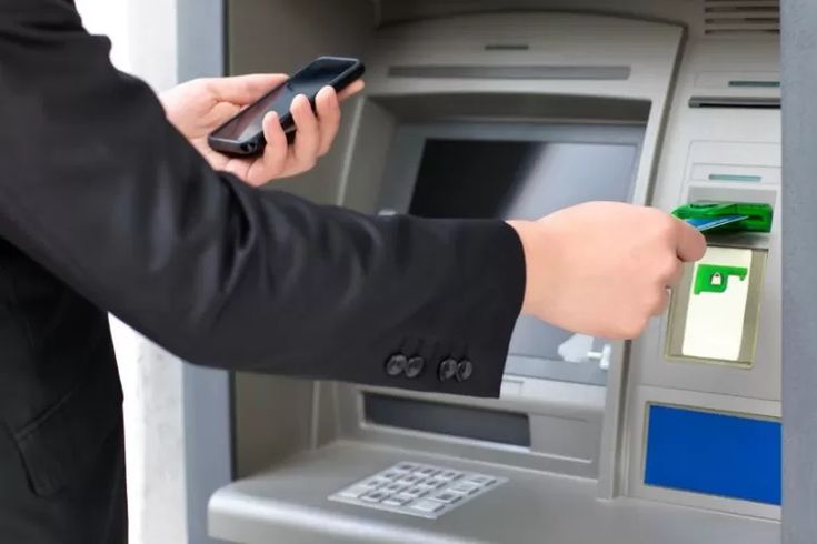 Ilustrasi melakukan transaksi di ATM