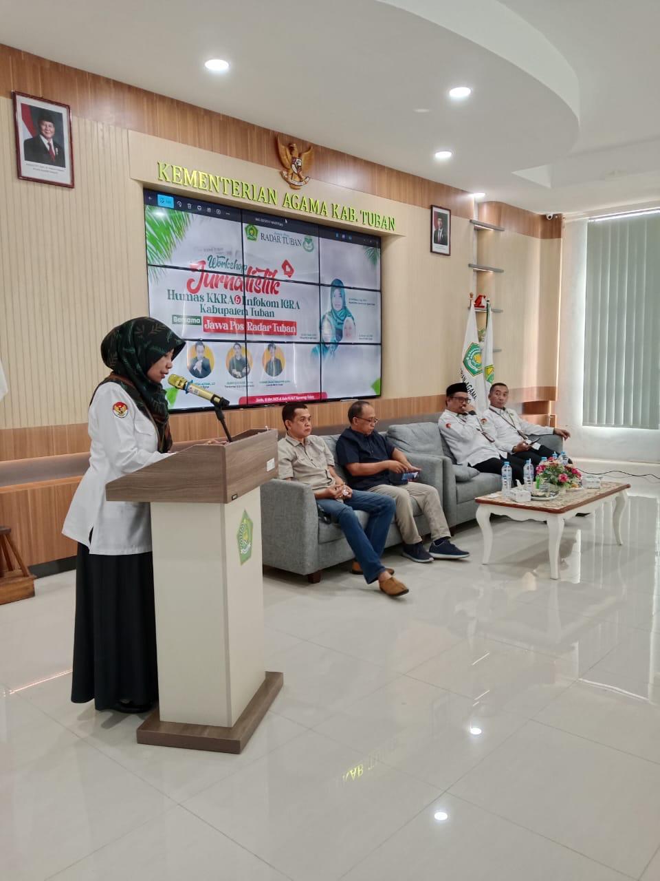 Kepala Kantor Kemenag Tuban Umi Kulsum membuka Workshop Jurnalistik Humas KKRA dan Infokom IGRA Tuban di PLHUT Kemenag Tuban, Senin (19/5)