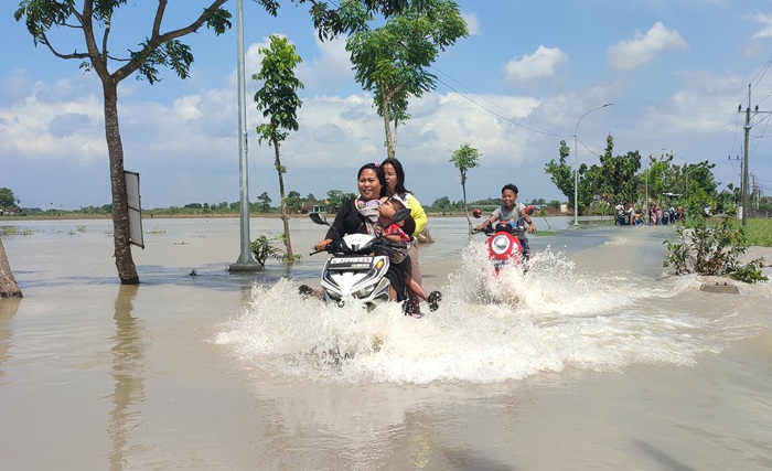 Kondisi jalan poros penghubung antardesa di Desa Karangtinoto, Kecamatan Rengel tergenang banjir, kemarin (18/5).