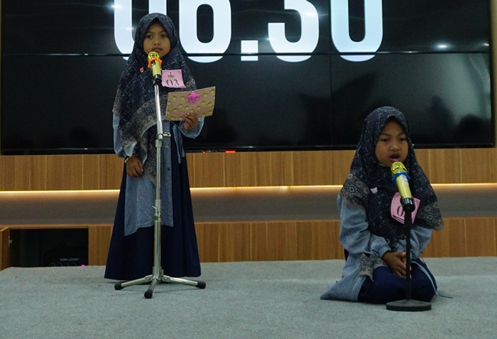 Hasna dan Bilqis memegang piala setelah menjuarai Lomba Tartil Quran dan Saritilawah Jawa Pos Radar Tuban kategori A.