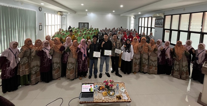 Suasana foto bersama para pemateri dengan panitia dan peserta workshop Jurnalistik Kemenag Tuban.