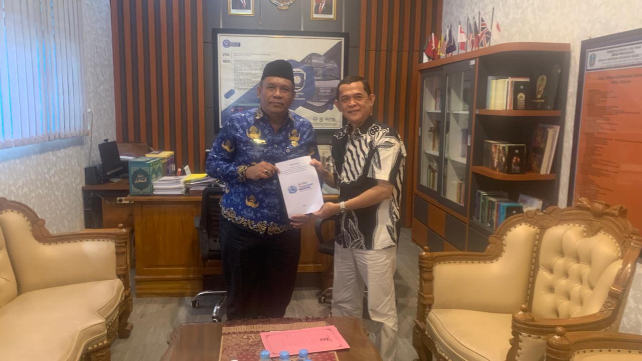 Kepala Cabang Dinas Pendidikan Wilayah Bojonegoro dan Manager Iklan dan Event Jawa Pos Radar Tuban di kantor SMKN 1 Tuban.