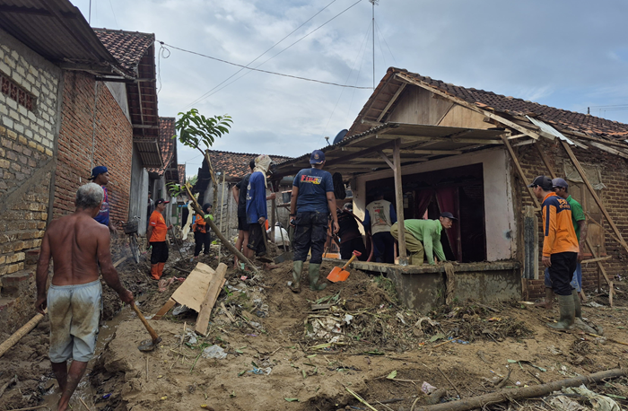 Sampah sisa banjir bandang di Desa Sudomukti, Kecamatan Kenduruan yang menumpuk di pemukiman warga setempat.