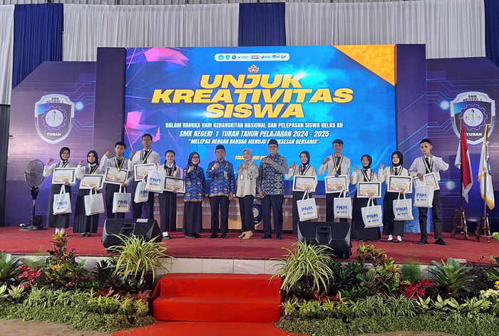 Kepala SMKN 1 Tuban Sucipto, S.Pd., MM (tujuh dari kiri) bersama Ketua Komite SMKN 1 Tuban Choliq Qunnasih dan perwakilan Bank Jatim Tuban memberikan penghargaan kepada para siswa.