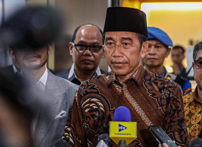 Presiden ketujuh, Joko Widodo saat diwawancara doorstop oleh wartawan di Gedung Bareskrim Mabes Polri.