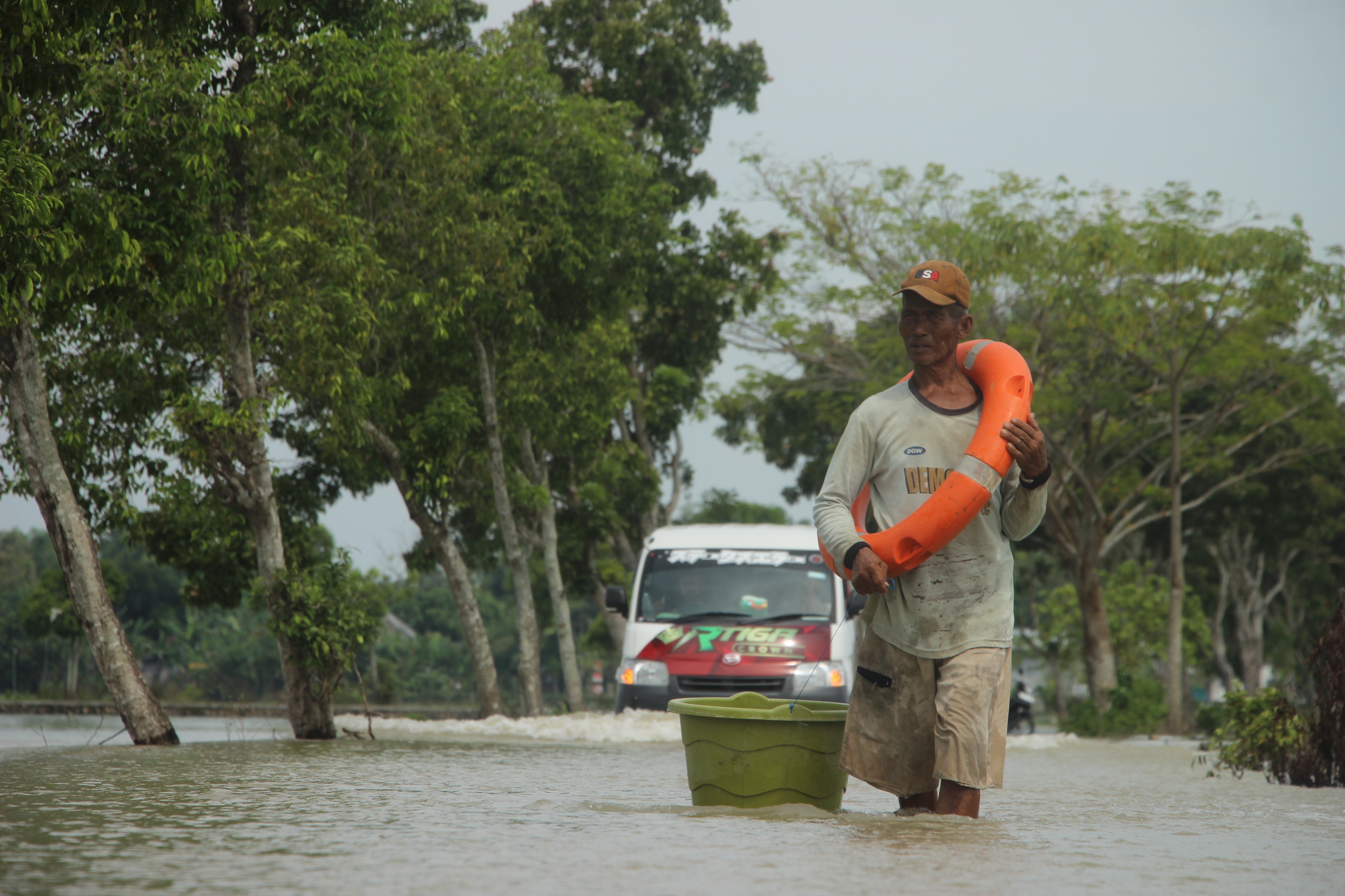 Jalan penghubung Desa Kanorejo, Kecamatan Rengel tergenang banjir akibat Sungai Bengawan Solo kembali meluap, kemarin (20/5).