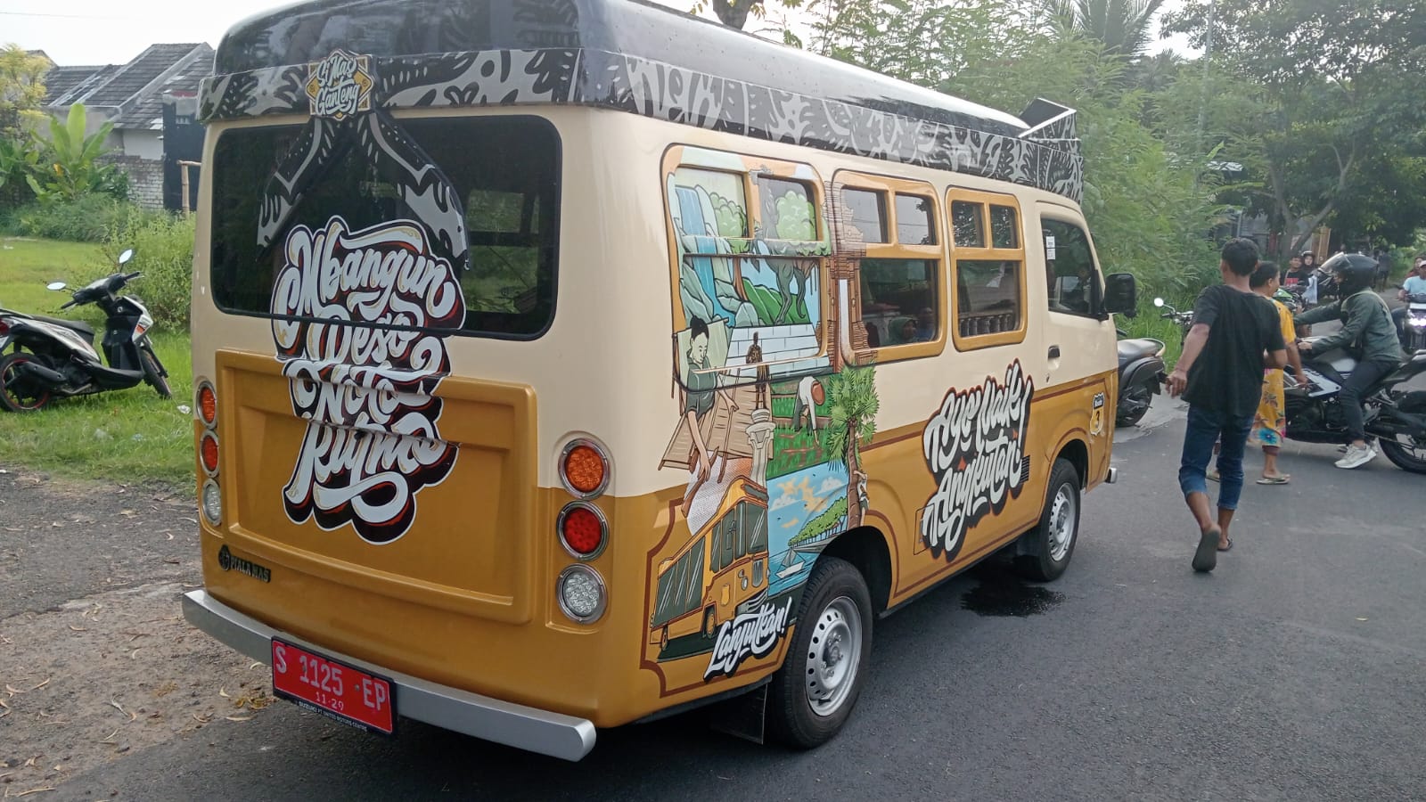 Kecelakaan antara feeder atau mini bus Si Mas Ganteng dengan seorang pelajar SMA.