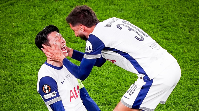 Pemain Tottenham Hotspur merayakan kebahagiaan saat berhasil melawan Manchester United.