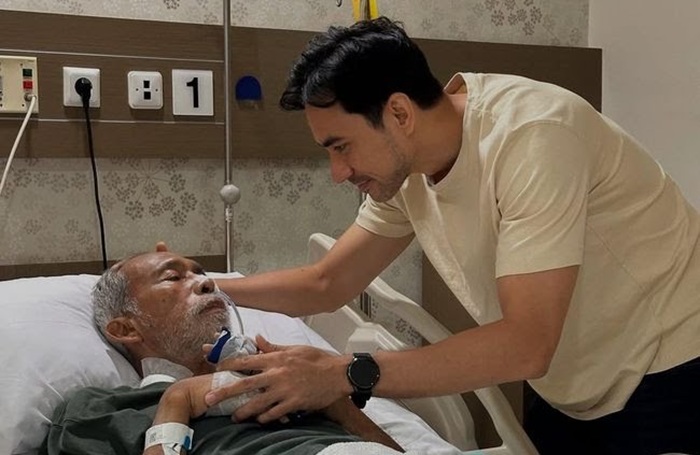 Unggahan momen Darius Sinathrya saat bersama sang ayah.