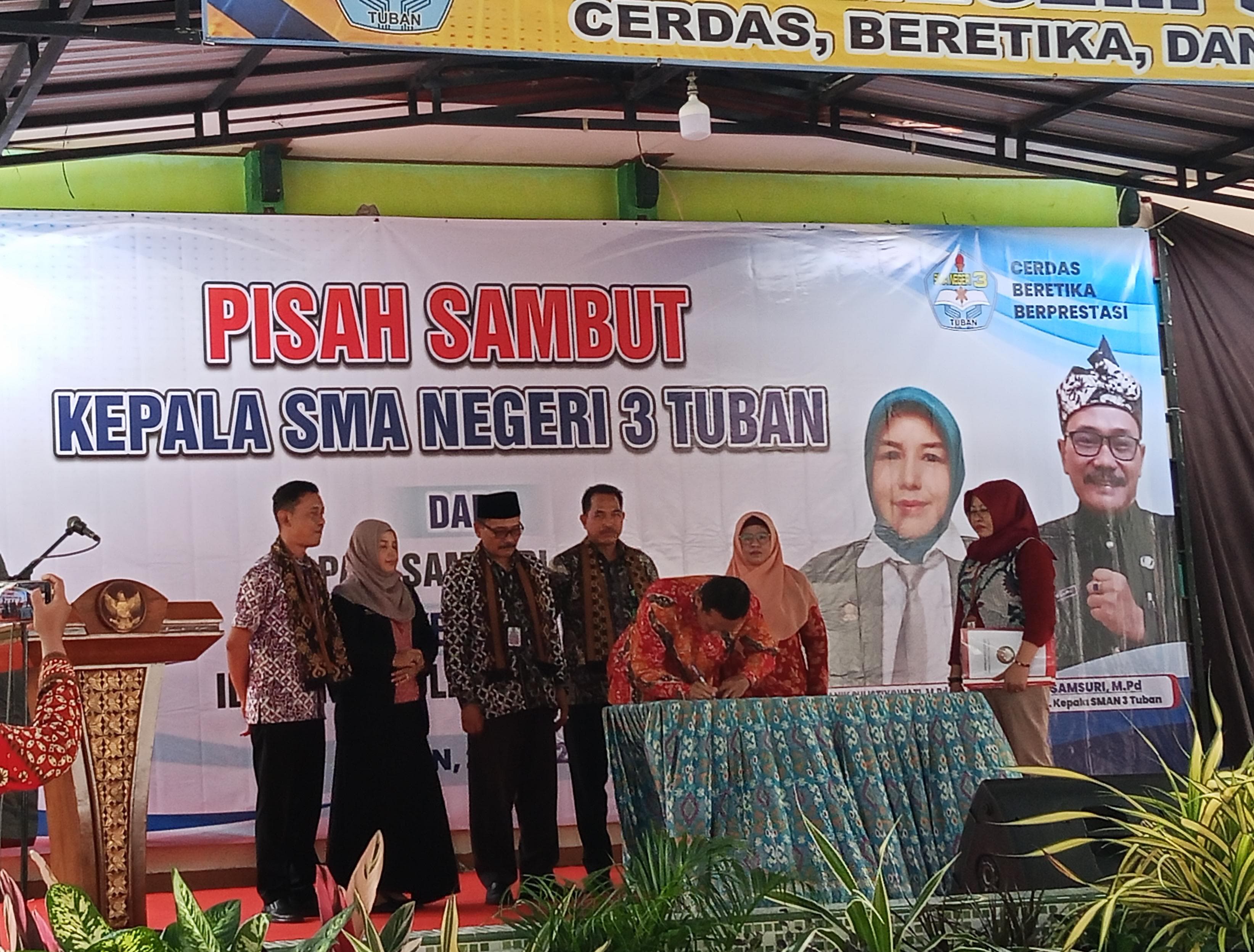 Acara pisah sambut Kepala SMAN 3 Tuban Anik Sulistiyowati, yang sebelumnya Kepala SMAN 1 Bancar, kemarin (22/5).
