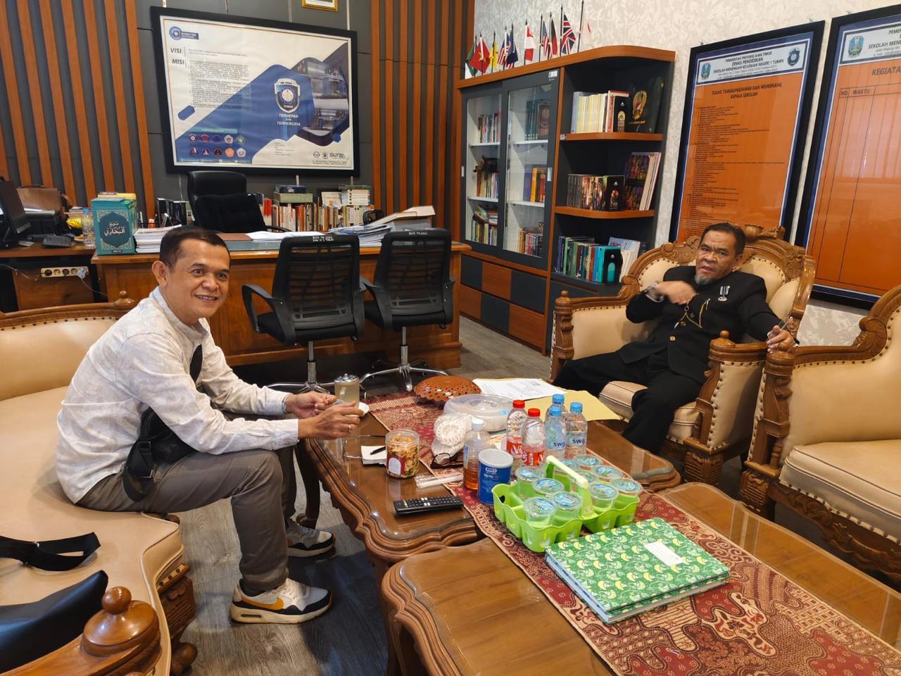 Ketua MKKS SMKN Tuban Sucipto berdiskusi dengan Manager Iklan dan Event Jawa Pos Radar Tuban Dwi Setiyan terkait penyelenggaraan Workshop Future Using A1 kemarin (22/5)