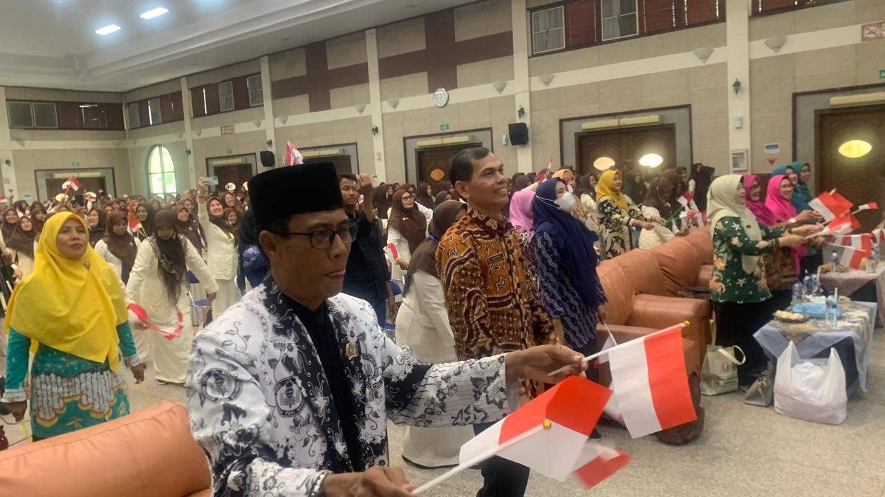 SENAM MASSAL: Ketua PGRI Tuban Witono dan Kepala Disdik Tuban Abdul Rakhmat mengikuti senam 7 Kebiasaan Anak Indonesia Hebat pada HUT IGTKI-PGRI Tuban ke-75 di Graha Sandiya Tuban
