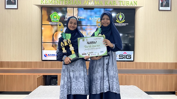 Ignacia dan Fauziya usai merengkuh gelar Juara 1 Lomba Tartil Quran dan Saritilawah Jawa Pos Radar Tuban Kategori C.