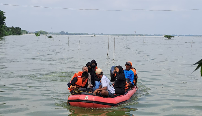 Warga Desa Kanorejo, Kecamatan Rengel masih menggunakan perahu karet untuk beraktivitas menuju pusat kecamatan, kemarin (22/5).