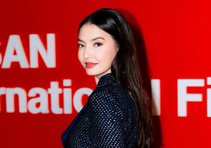 Raline Shah masih tetap tampil cantik natural