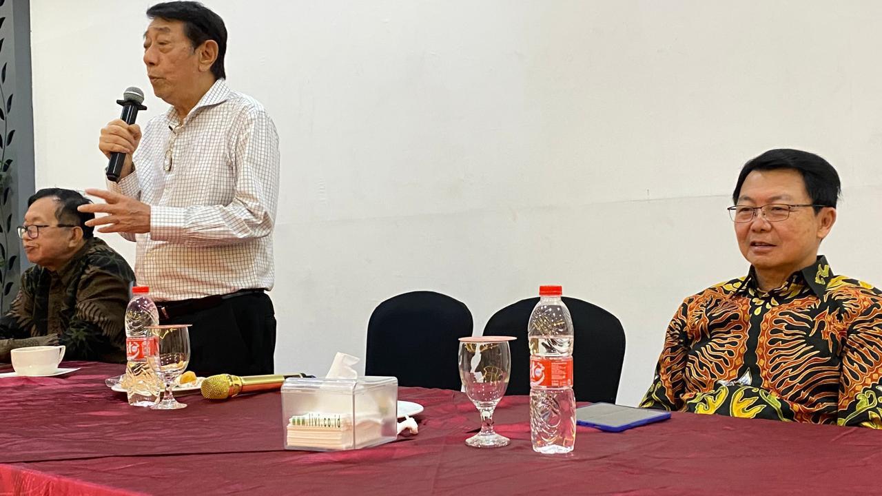Soedomo Mergonoto didampingi Pepeng Putra Wirawan, tokoh Tionghoa Tuban (kanan) dan Go Tjong Ping menggelar musyawarah dengan umat TITD Kwan Sing Bio Tuban di Kayu Manis Resto Tuban, Sabtu (24/5).