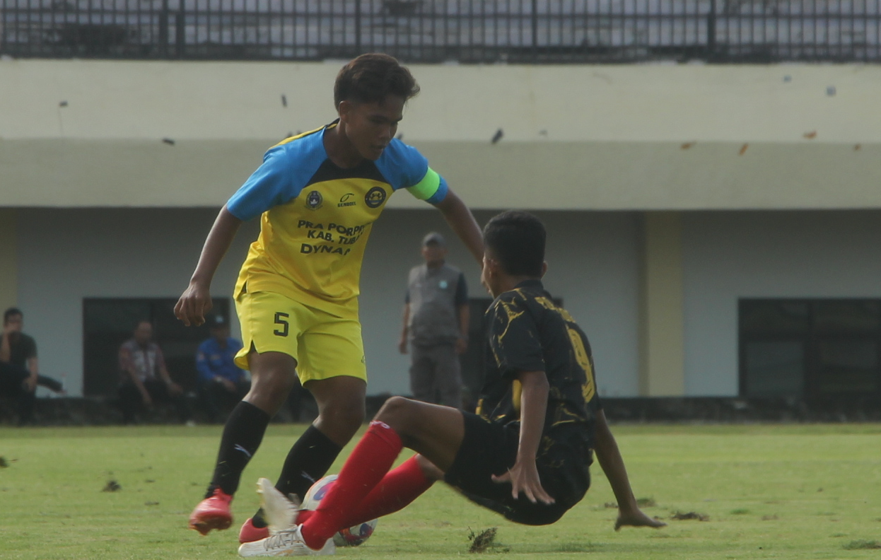 Tim Sepak Bola Tuban saat tampil di Pra Porprov.