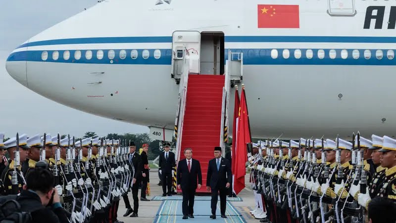 Presiden RI Prabowo Subianto saat menyanbut kedatangan Li Qiang, dari Tiongkok.