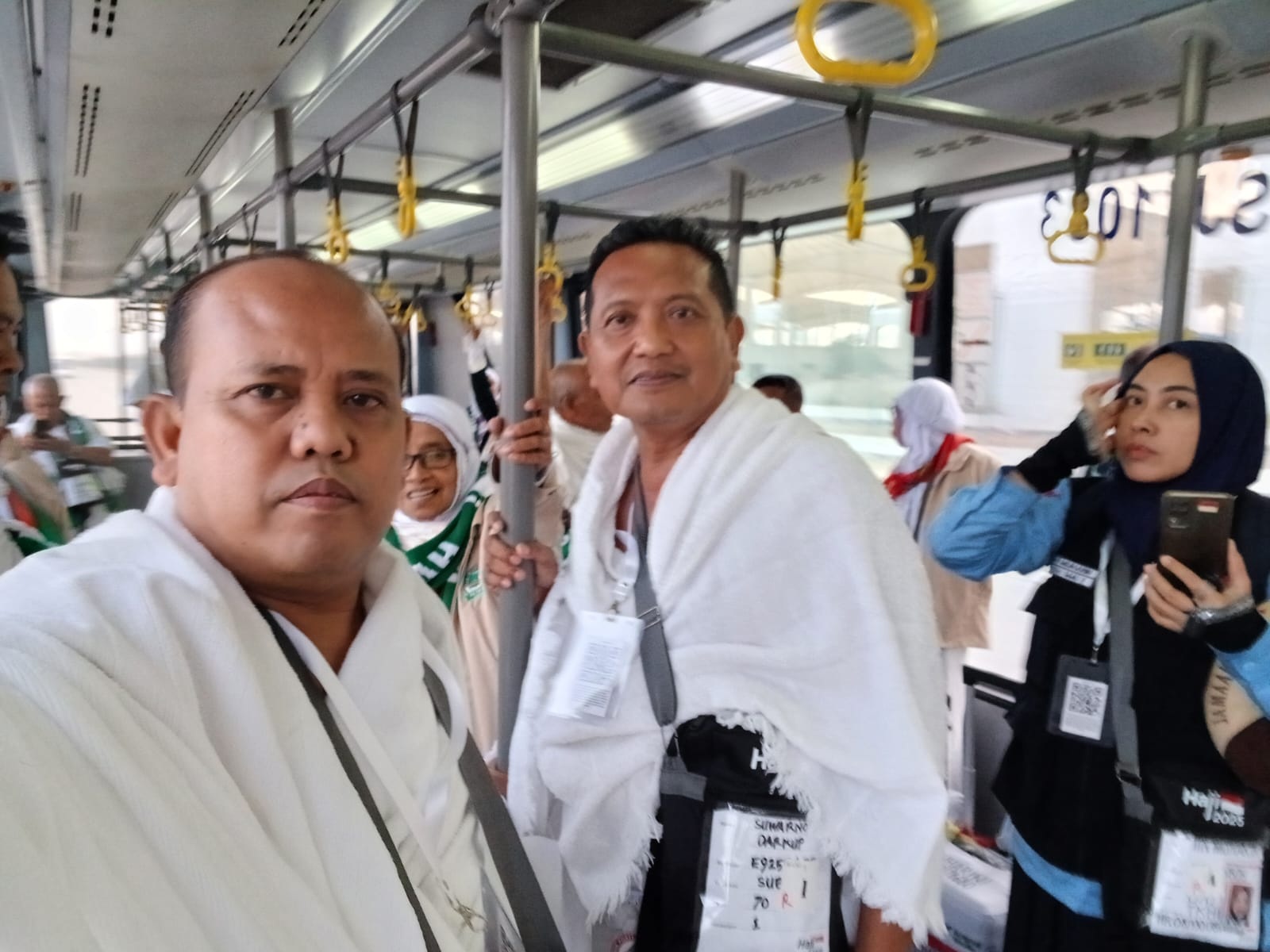 CJH asal Tuban berswafoto dalam perjalanan menuju hotel di Makkah.
