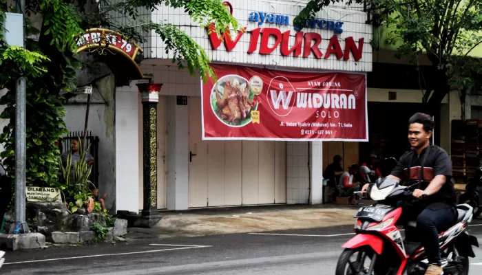 Ayam Goreng Widuran di Solo yang mendapat kritikan dari Majelis Ulama Indonesia (MUI).