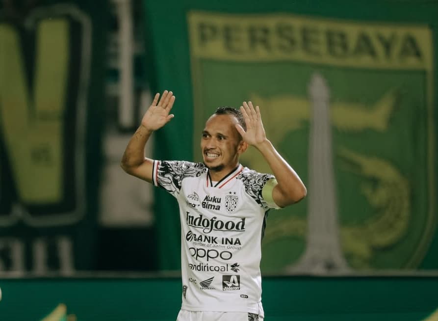 Irfan Jaya usai cetak gol ke gawang Persebaya Surabaya dalam pertandingan terakhir Liga 1 2024/2025, Jumat (23/5).