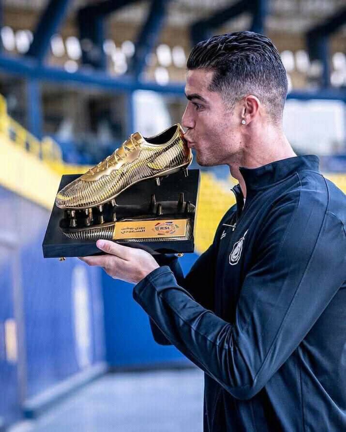 Cristiano Ronaldo saat menerima sepatu emas di Liga Arab Saudi.